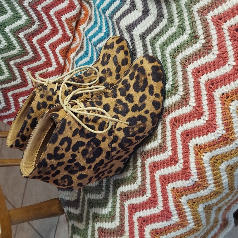 4 for $15 Bella Marie leopard print suede wedge heels size 8 women's